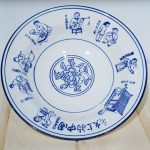 کاسه چینی قلم آبی  طرح لوتوس  مناسب جهت سرو سوپ و نودل  استفاده کاربردی جهت ظرف آب در محیط و ایونت های برگزاری یوگا و مدیتیشن 