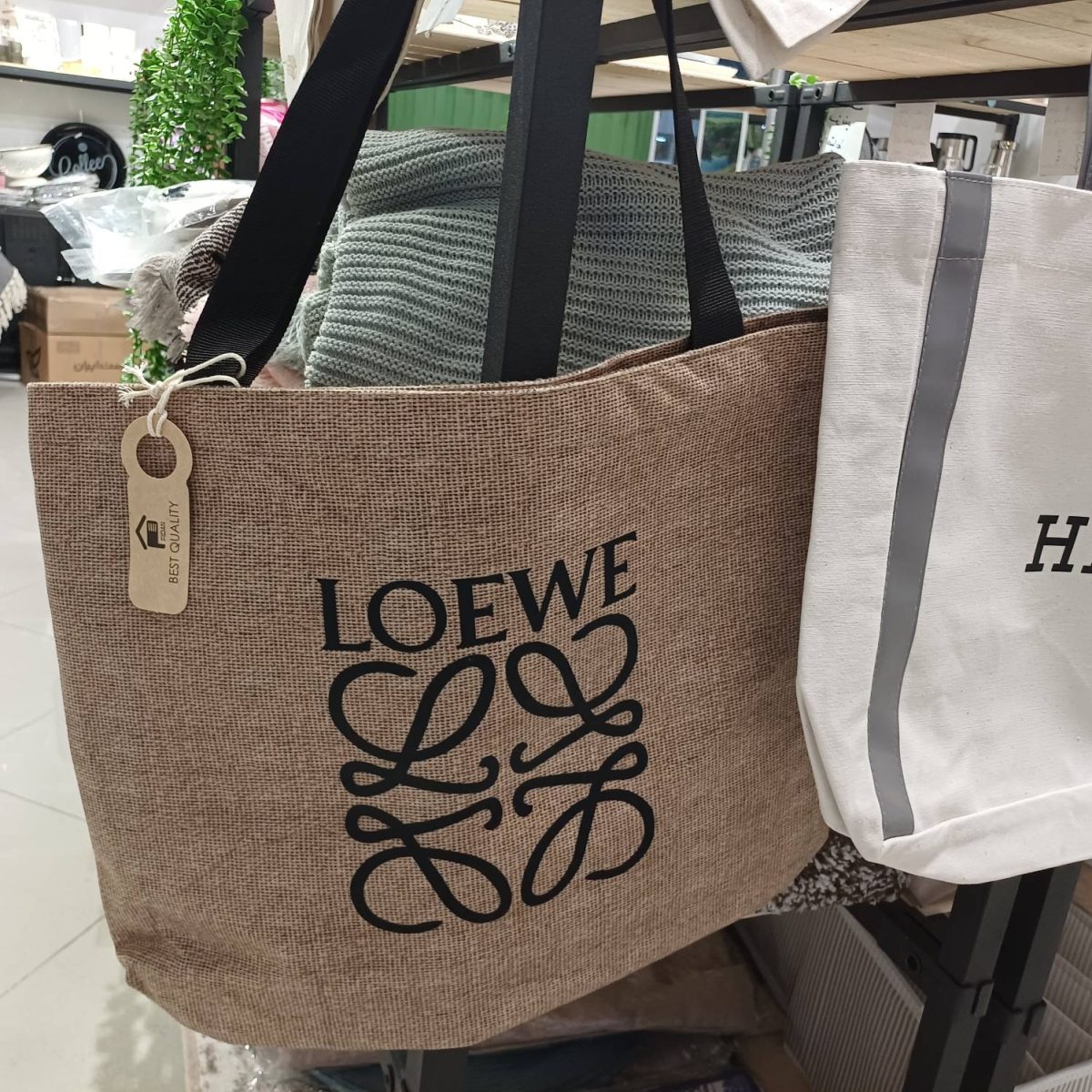 جنس:کنفی رنگبندی: سفید  کنفی و کرم (طرح گونی) طرح: طرح هرمس . لووه . دولچه. Hermes. Loewe. D&G