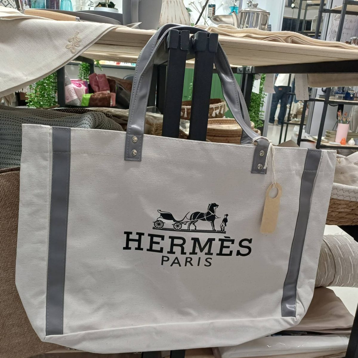 جنس:کنفی رنگبندی: سفید  کنفی و کرم (طرح گونی) طرح: طرح هرمس . لووه . دولچه. Hermes. Loewe. D&G