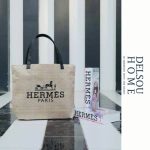 ساک خرید و پیک نیک  ابعاد: 35*40 بسیار سبک مناسب: خرید روزانه و سفر  جنس:کنفی رنگبندی: سفید و کرم (طرح گونی) ساک دستی و خرید طرح گونی و کنفی  مناسب استفاده روزانه جنس کنفی محکم و با دوام دارای دسته چرمی بسیار سبک،شیک و زیبا