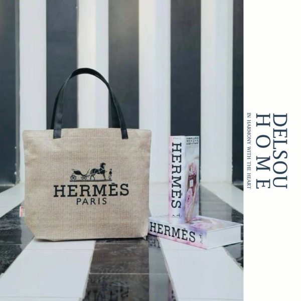 ساک خرید و پیک نیک  ابعاد: 35*40 بسیار سبک مناسب: خرید روزانه و سفر  جنس:کنفی رنگبندی: سفید و کرم (طرح گونی) ساک دستی و خرید طرح گونی و کنفی  مناسب استفاده روزانه جنس کنفی محکم و با دوام دارای دسته چرمی بسیار سبک،شیک و زیبا